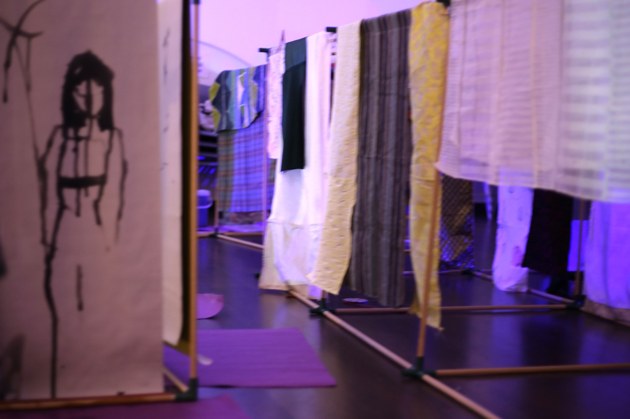 Retales y superficies textiles conservan sus diferencias dentro de una composición común.