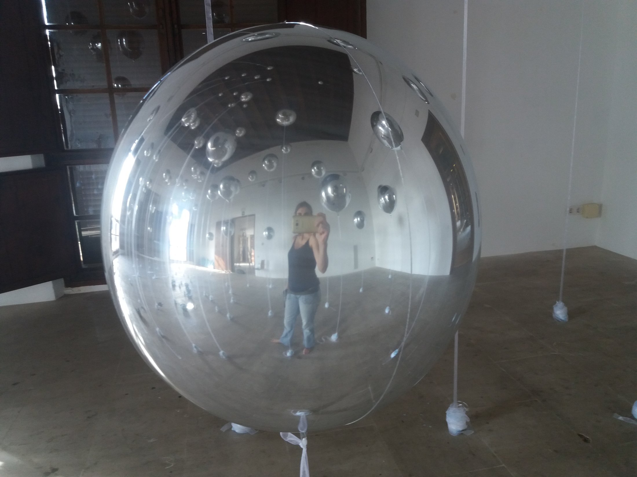 El espacio y quien lo recorre aparecen en el reflejo