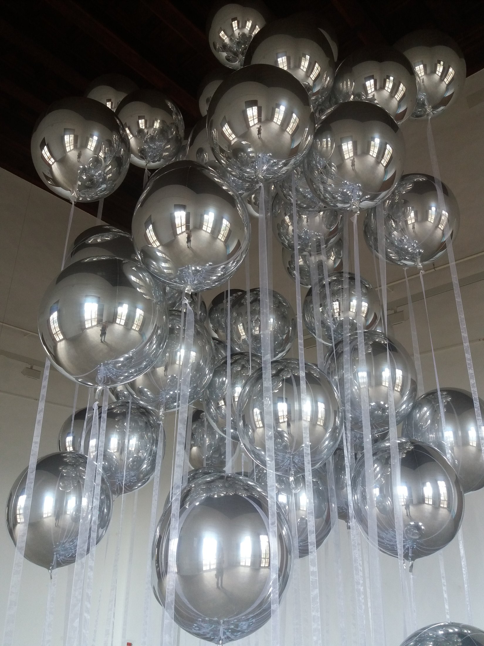 Superposición de cintas, reflejos y estructura