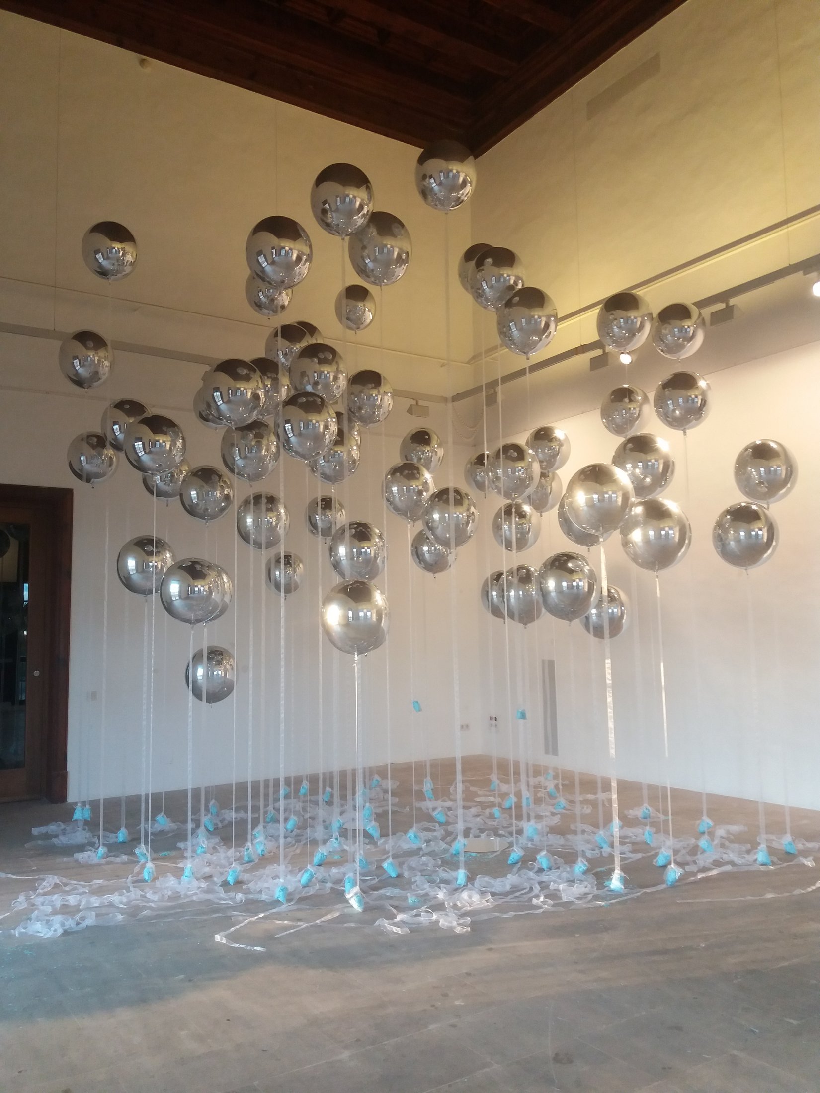Los globos de espejo ocupan la altura de la sala