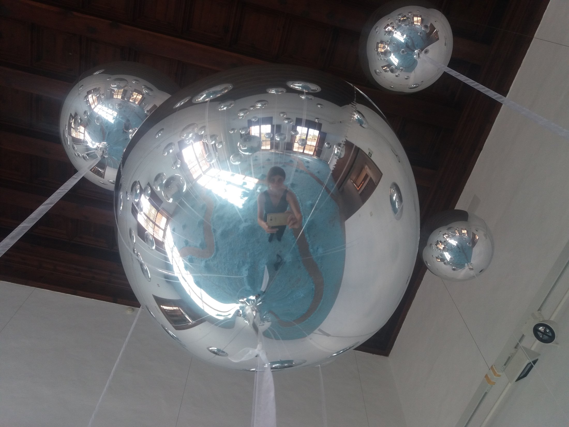 Detalle de reflejos y luz sobre el globo