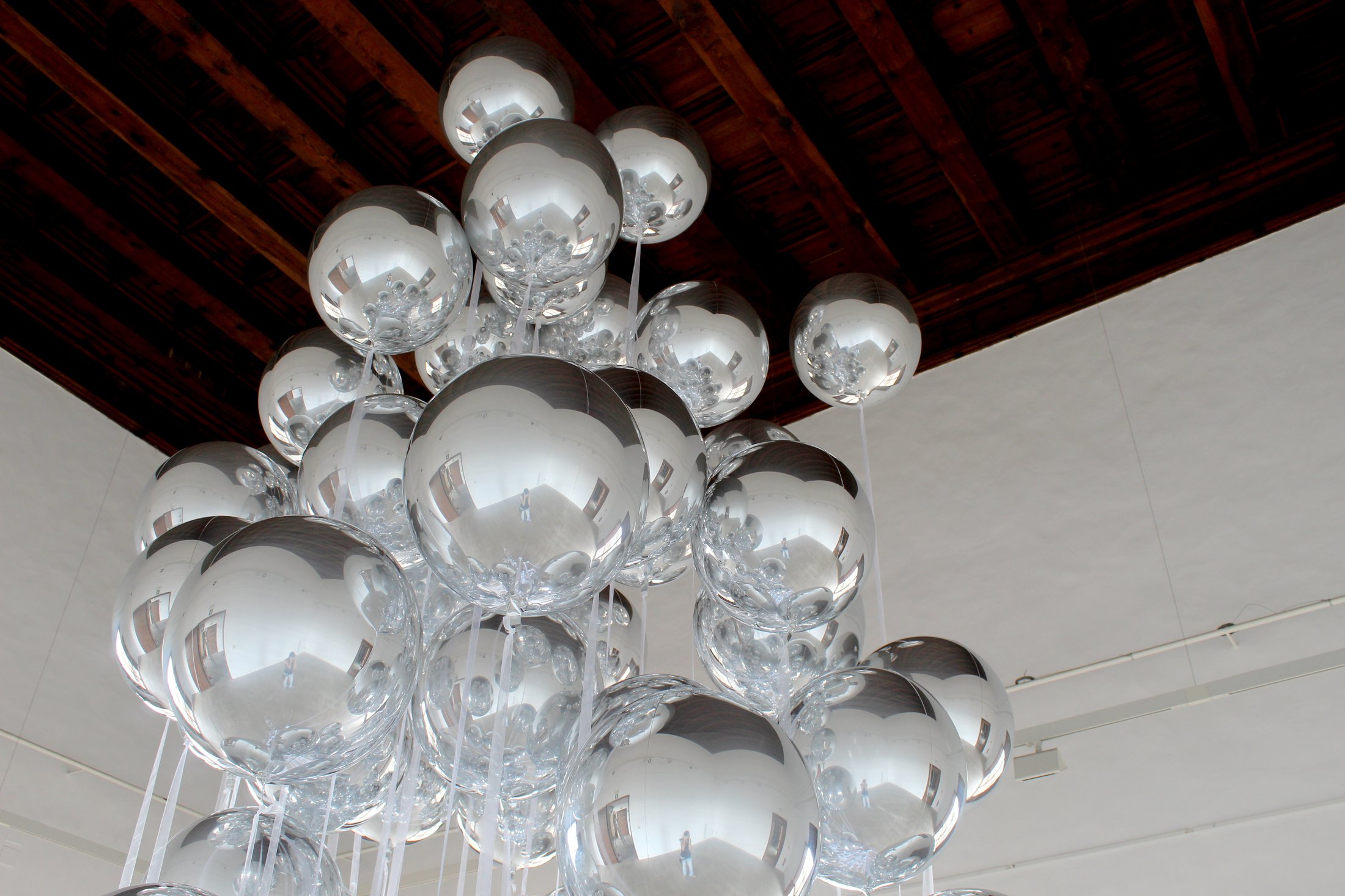 Superficies reflectantes, cintas y estructura