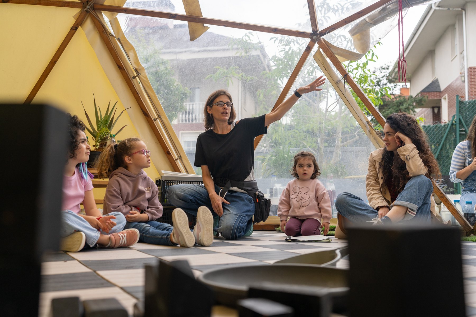 Encuentro de familias en el interior de la cúpula Fuller.