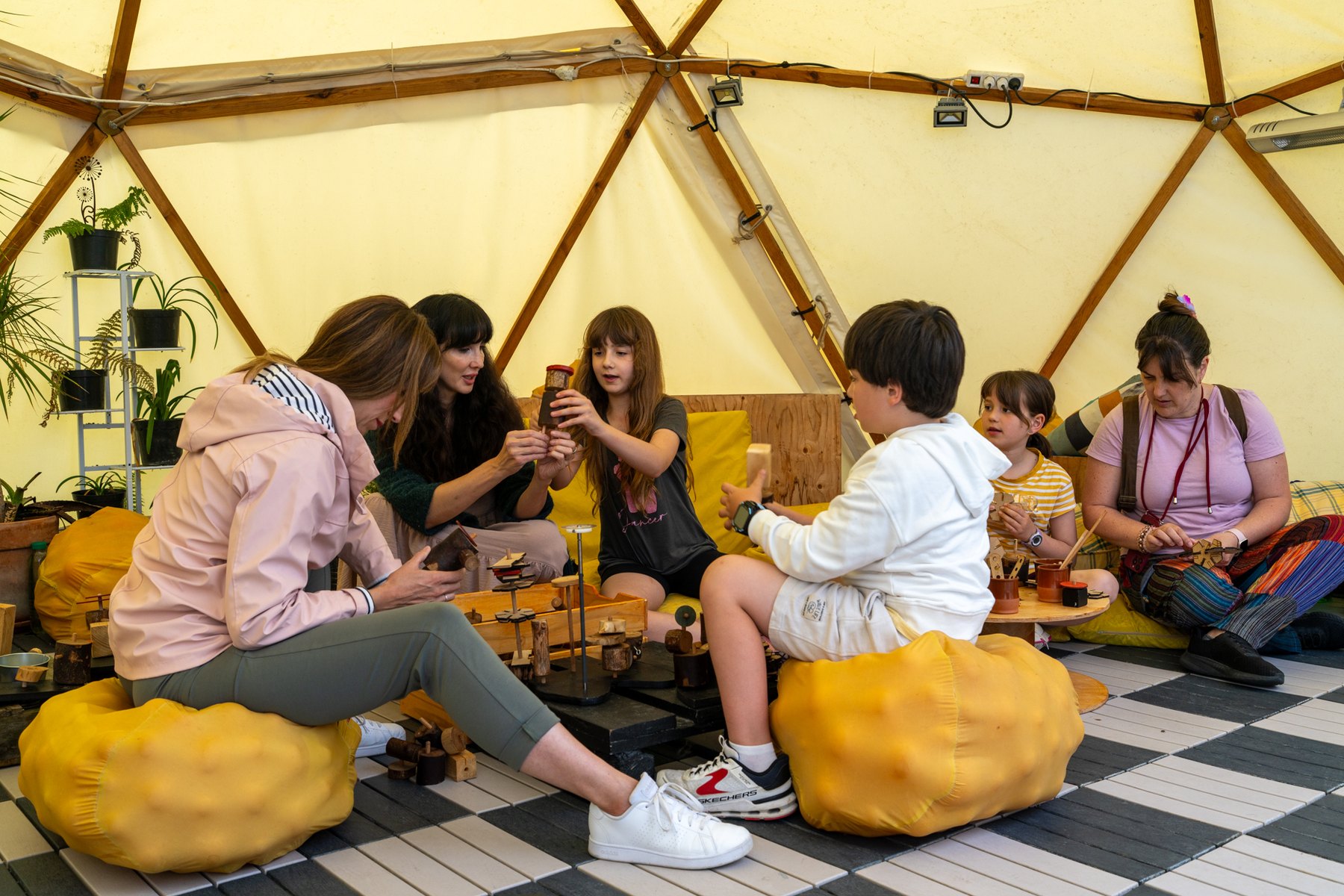 Familias construyendo con piezas de madera en Fuller.