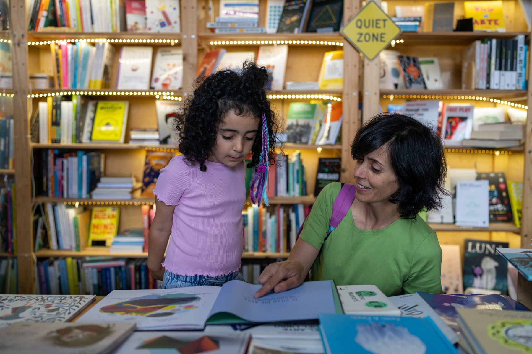 Lectura compartida en la librería de la Sala Amarilla.