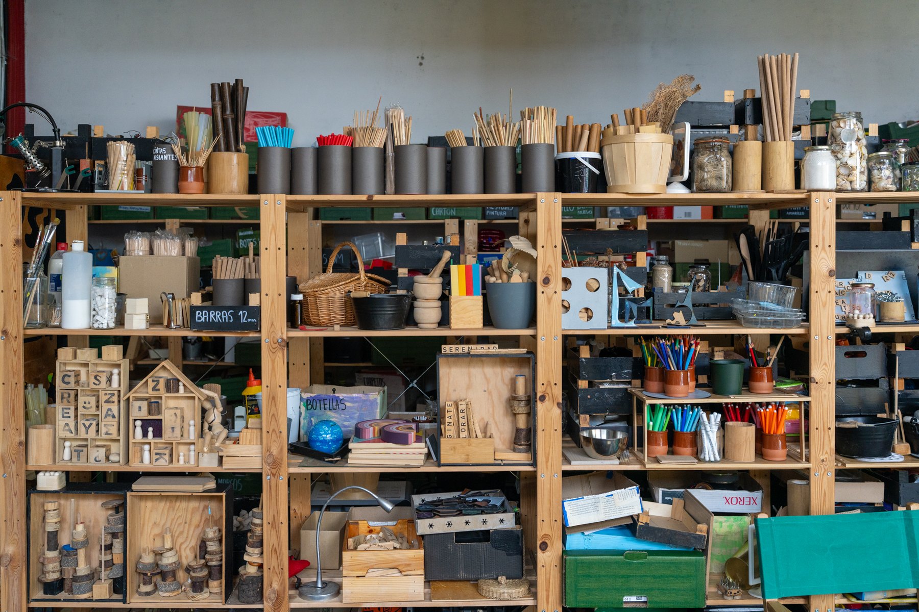 Colección de piezas y materiales en las estanterías de Chinchapapa.
