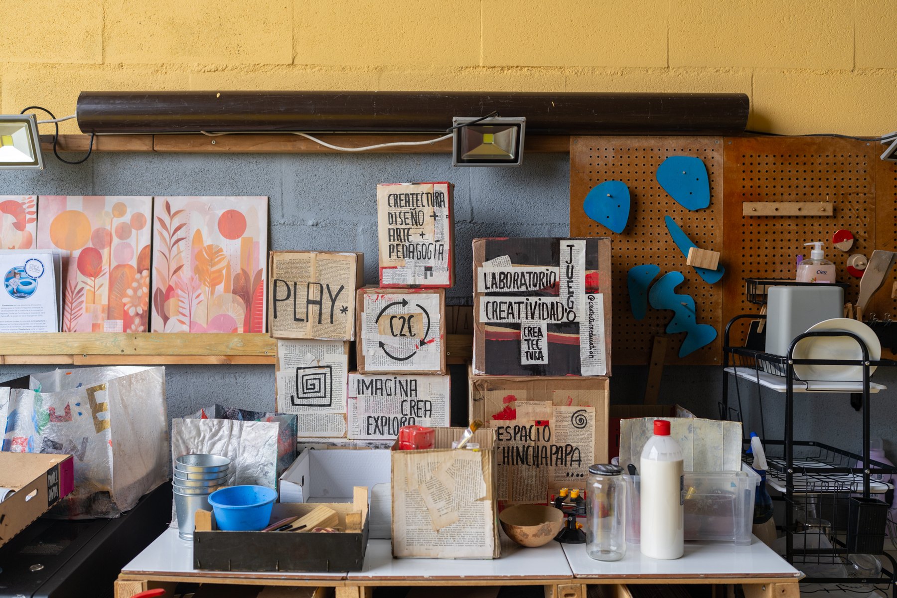 Selección de libros, papeles y materiales sobre una mesa.