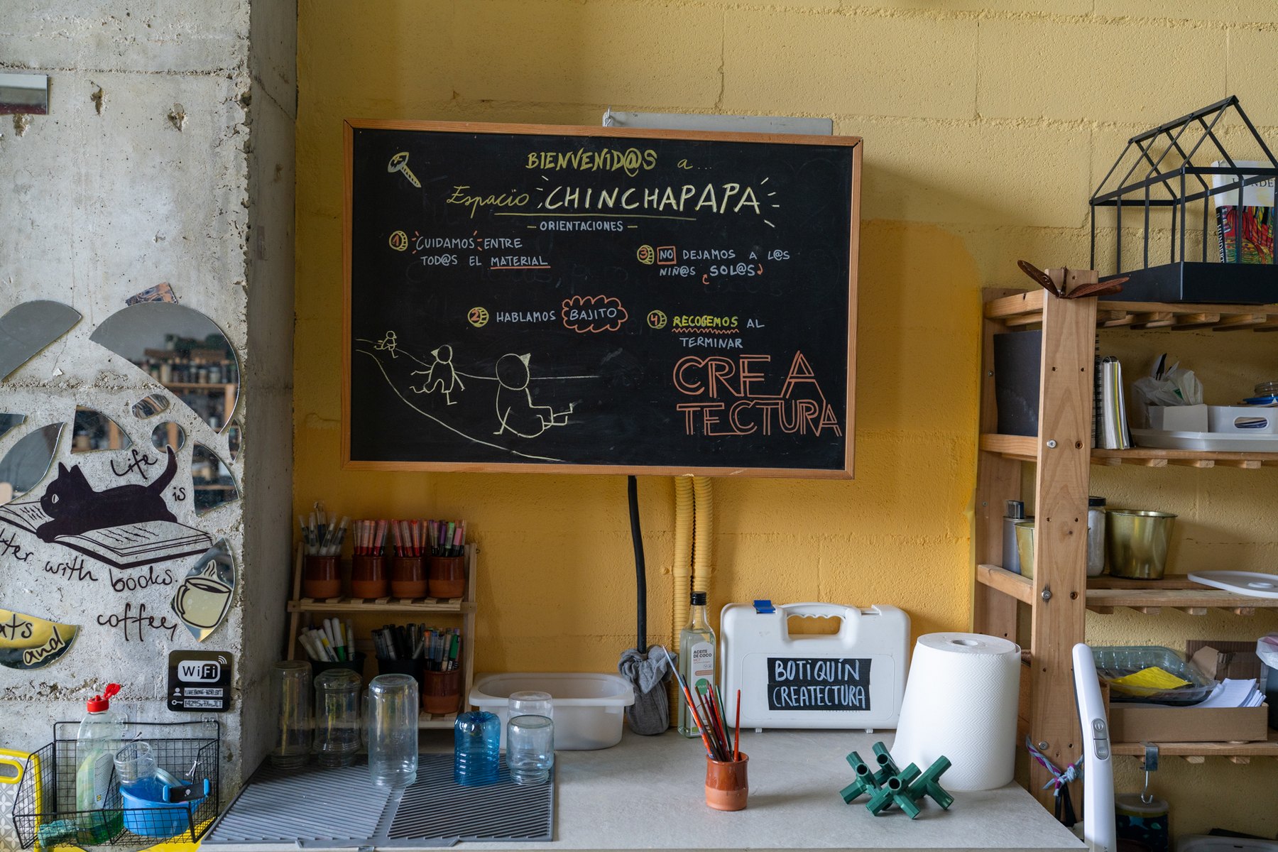 Pizarra de bienvenida y estanterías de la Sala Amarilla.