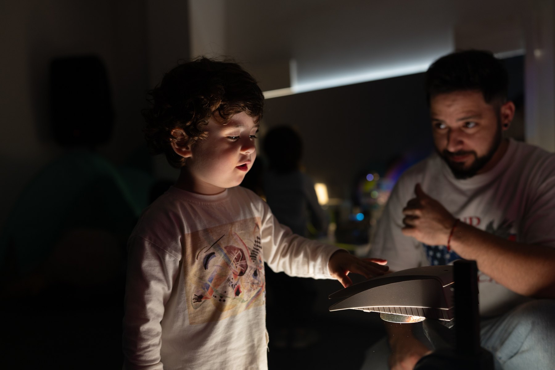 Exploración de luz y sombra en una sala oscura.